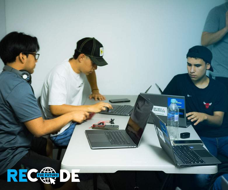 3 estudiantes cumpliendo la misión de recode the future