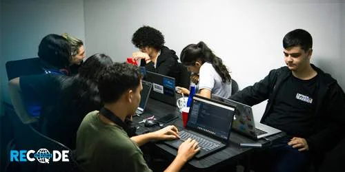 7 estudiantes de recode the future estudiando código de programación