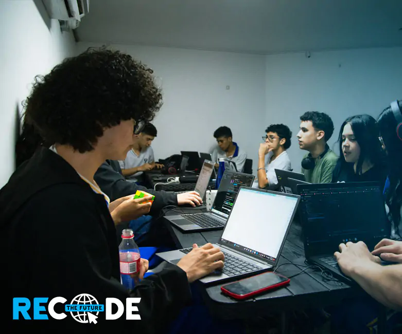 7 Estudiantes de recode the future con laptops