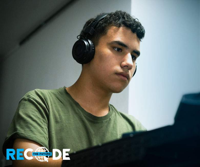 Estudiante trabajando en la misión de recode the future
