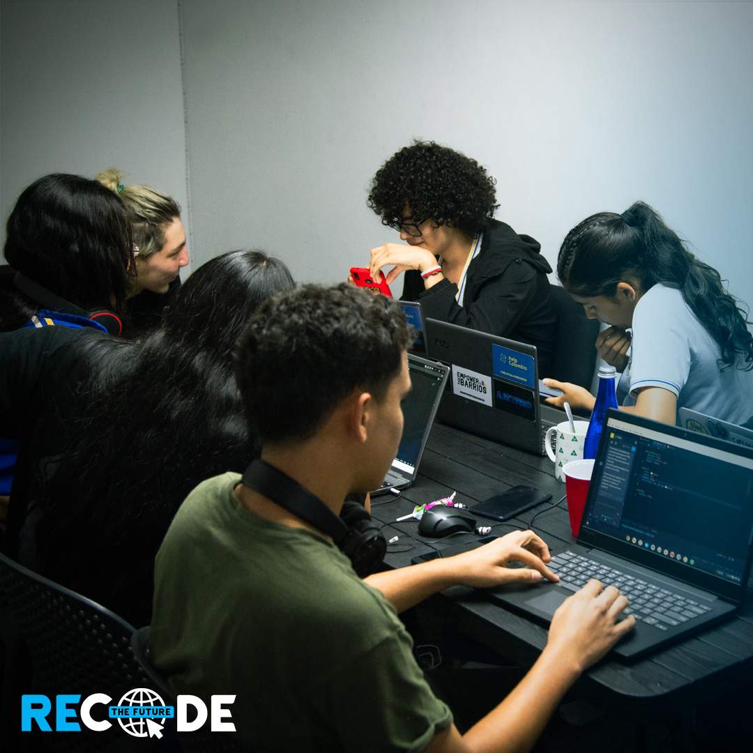 3 hombres y 3 mujeres estudiando juntos código en recode the future