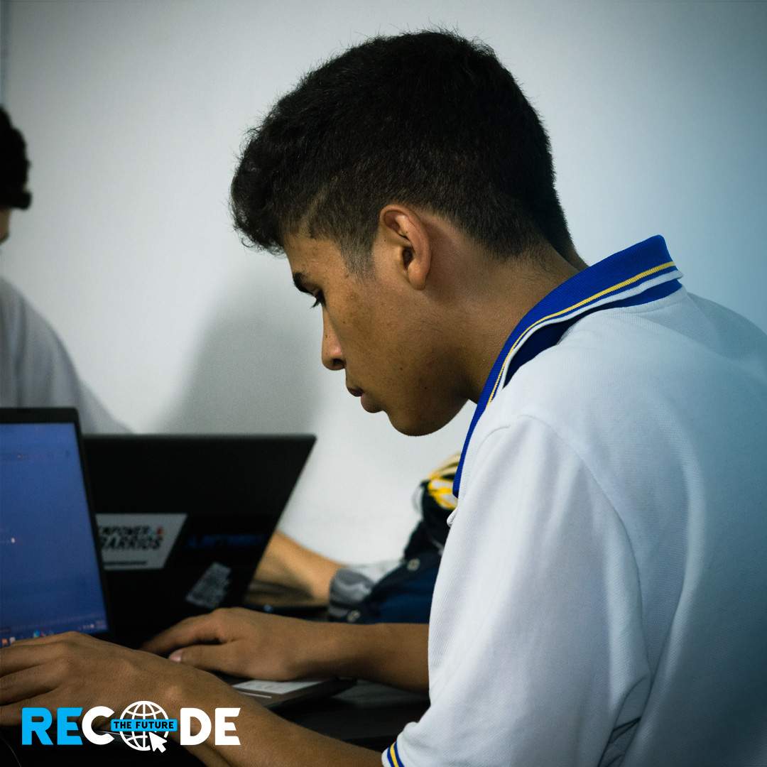 imagen de fondo de Estudiante recode the future donar